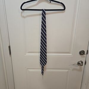 Elegant Navy and White Striped Tie